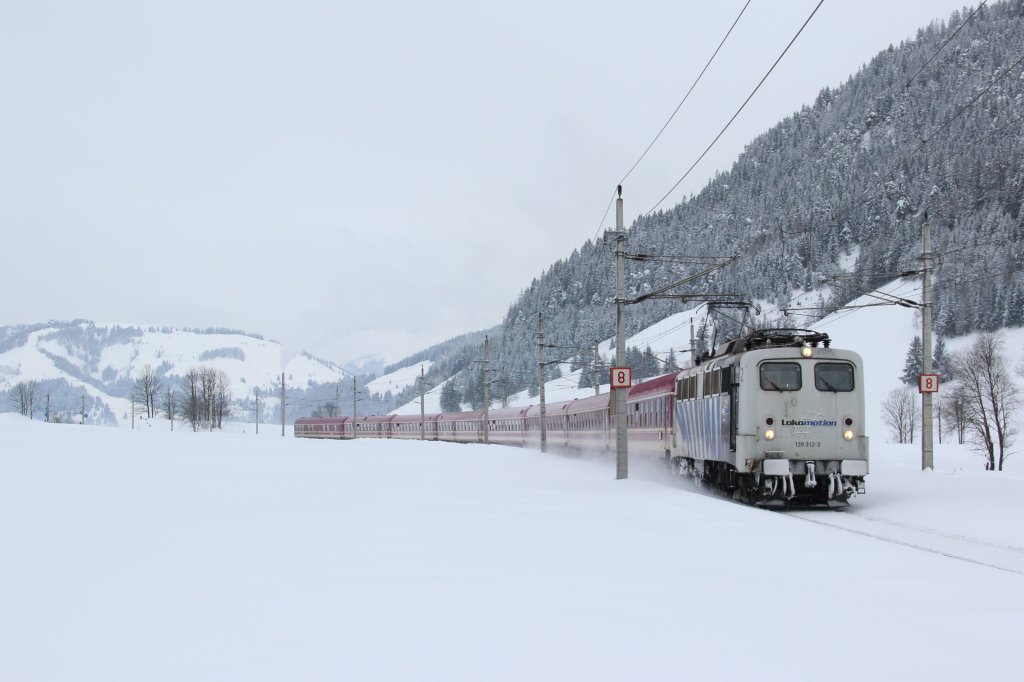 Lokomotion 139 312-3 zieht am 16.02.13 den D 13189  Schnee-Express  ber den Pass Grieen bei Hochfilzen. Alles hat gepasst - nur das Wetter nicht.