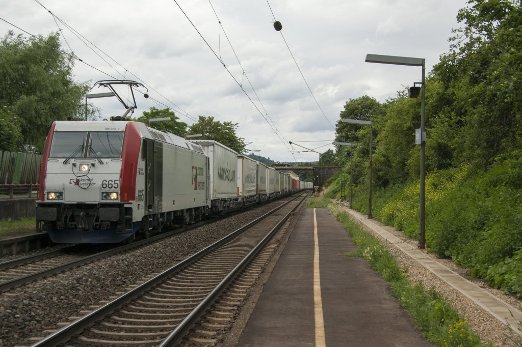 LokoMotion 185 665 mit ein EKOL-zug nach Trist passiert die Fotograf bei Erpel(Rhein).
Samstag 22 Juni 2013.