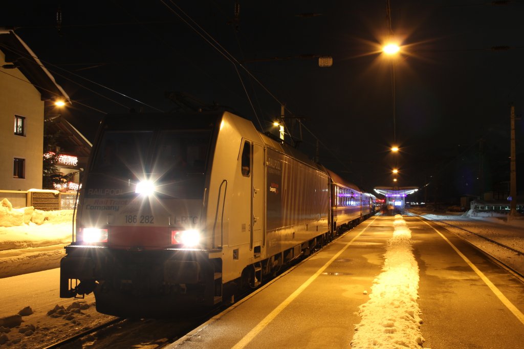 Lokomotion 186 282 steht am 16.02.13 mit einem Turnuszug im Bahnhof Kirchberg in Tirol.