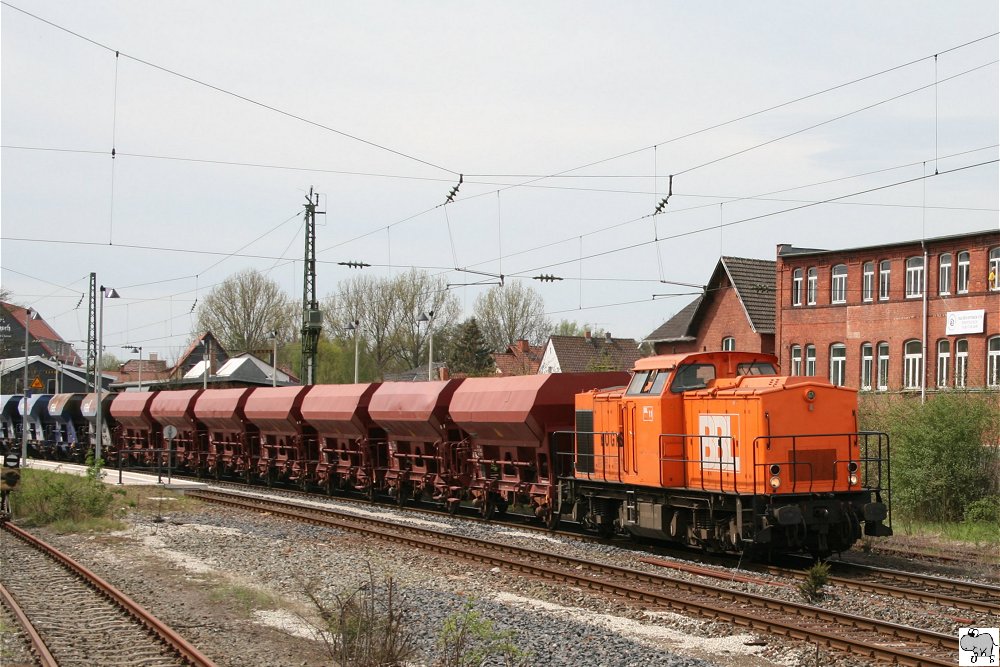 Lokomotive 203 157-3 der BBL Logistik GmbH zieht am 29. April 2012 einen leeren Schotterzug durch Rdental. Ziel ist der Bahnhof Sonneberg (Thringen)von wo aus die Wagen zum beladen ins Hartsteinwerk Httengrund gebracht werden.