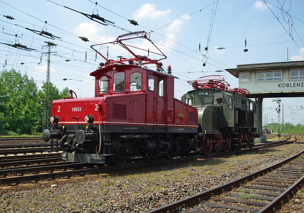 Lokparade im DB Museum Koblenz-Ltzel am 21.05.2011 zu dessen 10 jhrigen Bestehen. E69 03 und E71 19.  Die E69 03, die lteste, aktive E-Lokomotive der DB; sie wird nchstes Jahr 100 Jahre alt. Die E69 wurde am 17.12.1912 als dritte Lokomotive der Lokalbahn Aktiengesellschaft in Dienst gestellt und im Personenzugverkehr eingesetzt. Sie hat eine Hchstgeschwindigkeit von 50 km/h und eine Leistung von 479 PS bei einem Dienstgewicht von 26t. Gebaut wurde sie von Krauss und den Siemens-Schuckert Werken. Nahezu 70 Jahre war sie im Dienst, bevor sie Museums-Lok wurde. Die E69 hat die E71 im Schlepp, welche im Jahr der Indienststellung der E69 als zweimotorige Gterzuglok fr den Gterverkehr in Mitteldeutschland bei AEG in Auftrag gegeben wurde. Die E71 wurde am 31.12.1921 in Dienst gestellt und war lange Jahre in sterreich und von Basel aus eingesetzt. Sie hat eine Hchstgeschwindigkeit von 65 km/h und eine Leistung von 1061 PS bei einem Dienstgewicht von 65t. Die E71 stand lange Jahre im DB Museum Nrnberg, wurde dann nach Augsburg in den Bahnpark gebracht und dort ausgestellt und ist nun neuerdings beim DB Museum Koblenz. 