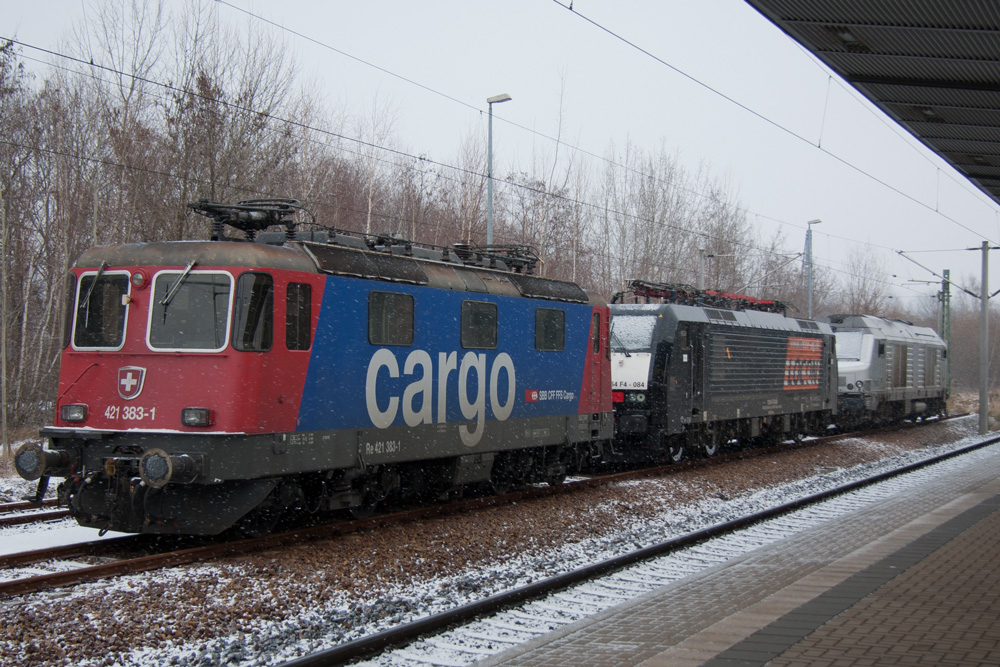 Lokparade in Pirna: Abgestellt sind SBB Cargo 421 383, MRCE 189 984, Akiem 75103 und hier nicht sichtbar auf dem Nebengleis MTEG 189 800. 06.12.2012