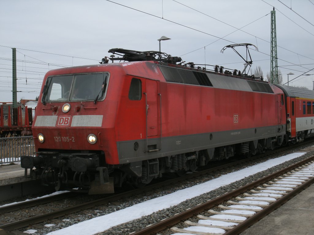 Lokportrt von 120 105.Aufgenommen am 23.Dezember 2012 beim Halt in Bergen/Rgen.