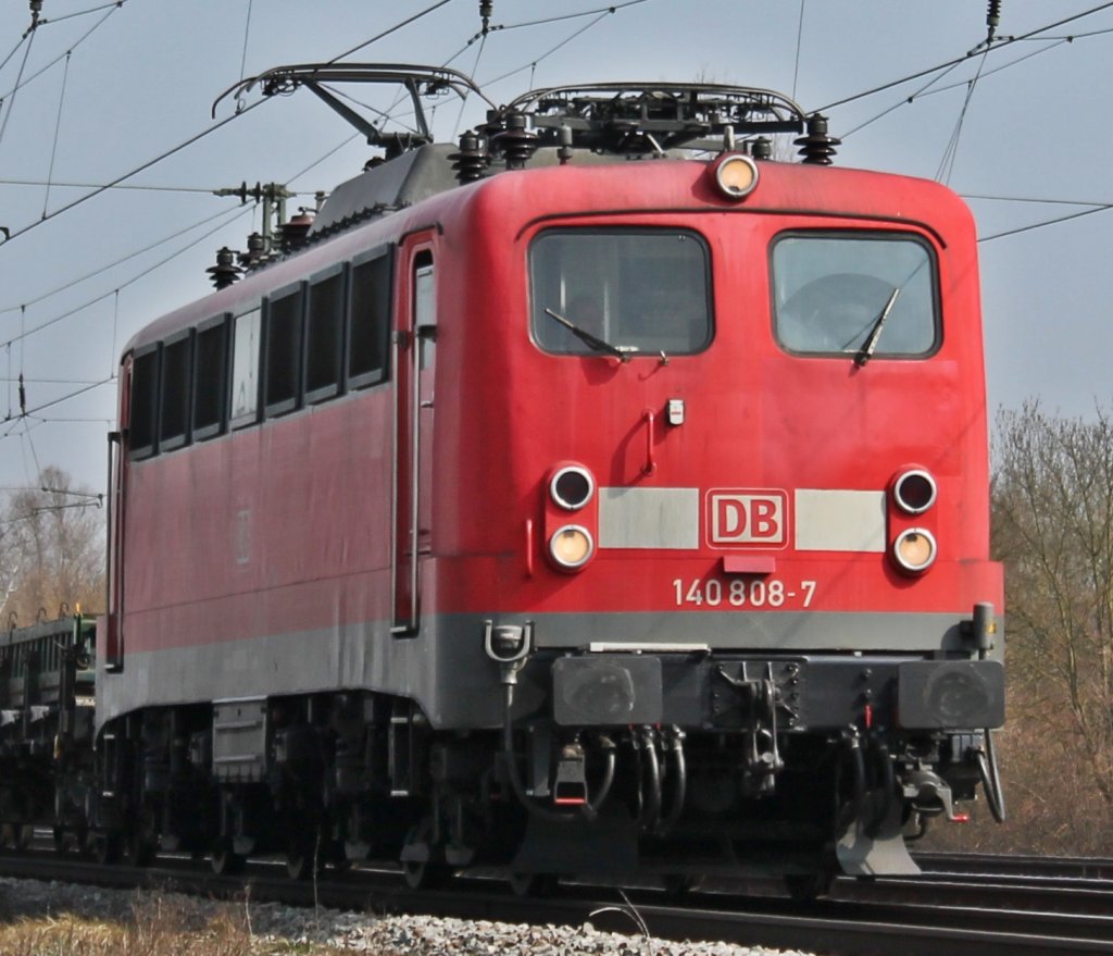 Lokportrait von 140 808-7 am 04.04.2013 mit einem KLV, auf dem Kiesbehltern transportiert wurden, in Orschweier.