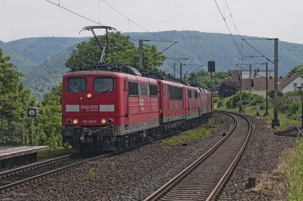 Lokzug , gefhrt von 151 165-8 in Rhens am 02.06.2012. Dahinter 155 134-0. 151 146-8, 152 029-5, 185 046-0 sowie einer unbekannten 155,185 und 151.