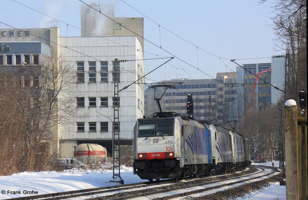 Lokzug Railpool Lokomotion 106 ( 186 106-1 ) + 662 ( 185 662-4 ) + 102 ( 186102-0 ) + MRCE Dispolok ES 64 F4-086 ( 189 986-3 ) + Lokomotion 139 312-3, fotografiert kurz hinter Mnchen Ostbahnhof am 14.02.2013