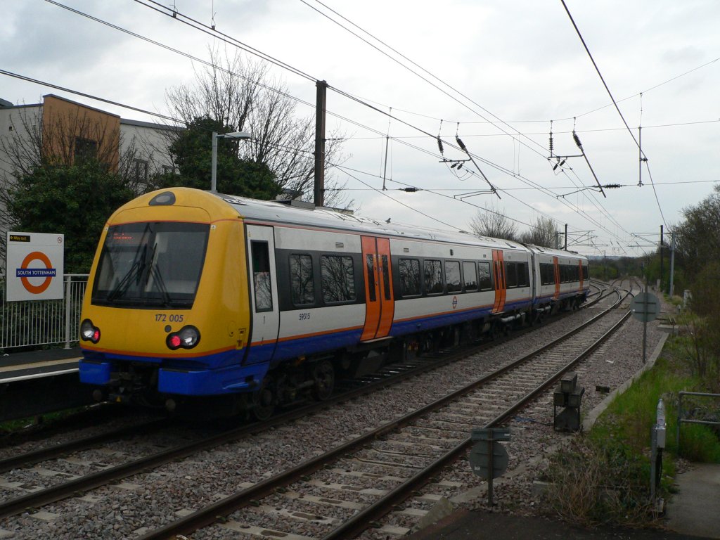 London Overground Dieseltriebzug 172 005 in South Tottenham. London Overground ist ein S-Bahn-hnliches Verkehrssystem, das erst seit 2007 mit Diesel- und Elektrotriebzgen betrieben wird. Hier fahren die Zge im 15-Minuten-Takt. 8.4.2012