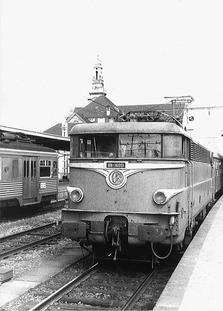 Luxemburg, Bahnhof, franzsische E-Lok SNCF BB-16051 mit einem Personenzug Brssel-Basel. Dieses Gleis direkt vor dem Bahnhof ist umschaltbar von 3000 V Gleichstrom fr die belgischen E-Loks, auf 25000 V Wechselstrom fr die franzsischen E-Loks. Links davon ein belgischer Elektrotriebwagen AM 56 BUDD (numeriert von 130 bis 150). Scan eines Scharz-Weiss-Fotos aus dem Jahr 1970.
