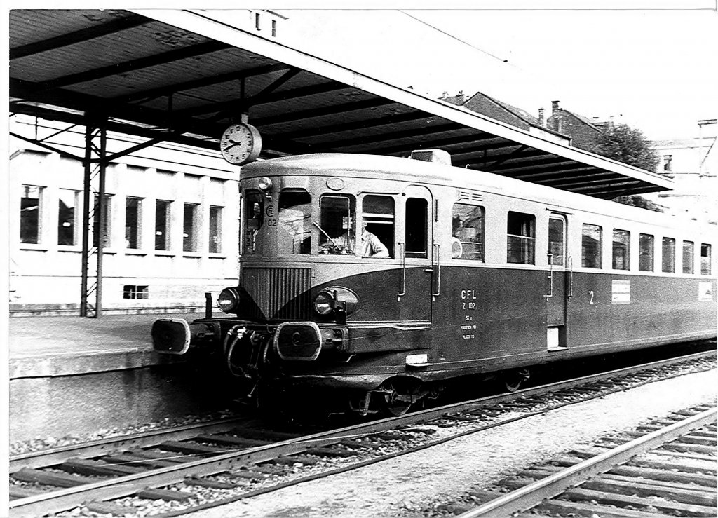 Luxemburg, Bahnhof, luxemburgischer Triebwagen de Dietrich Z 102. Die SNCF kaufte 20 Einheiten X 3701 bis X 3720 und die CFL 10 Einheiten Z 101 bis Z 110 von 1949 bis 1950. Scan eines Scharz-Weiss-Fotos aus dem Jahr 1970.