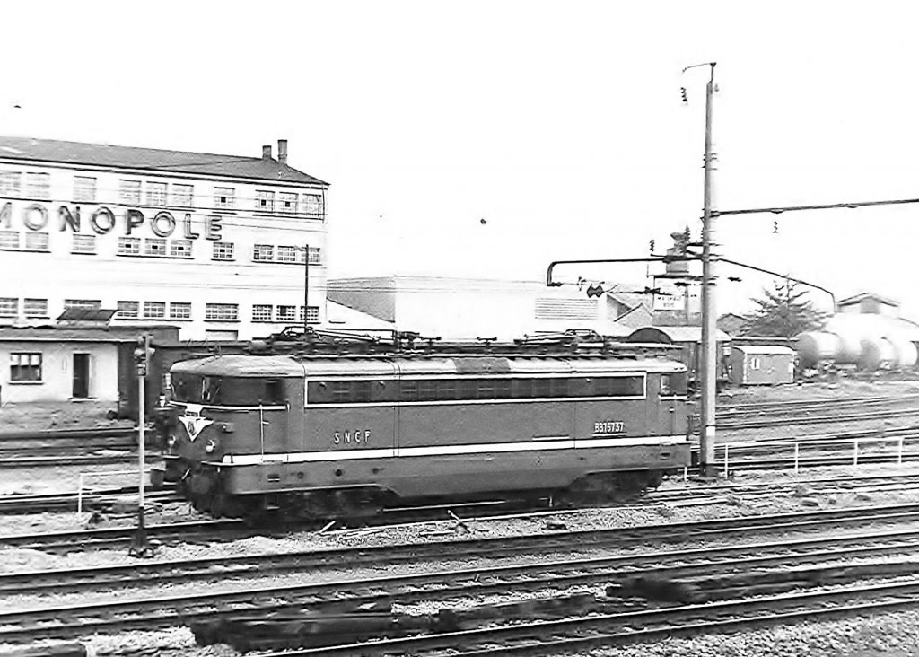 Luxemburg, Bahnhof, SNCF E-Lok BB 16737 der Serie 16500 (die  Tnzerinnen ). 294 Lokomotiven gebaut von Alsthom zwischen 1958 und 1964. Ausgemustert zwischen 2002 und 2011. 2580 kW unter 25kV 50Hz, 74 Tonnen, Vmax 100/140 km/h. Scan eines Schwarz-Weiss-Fotos aus dem Jahr 1970.

