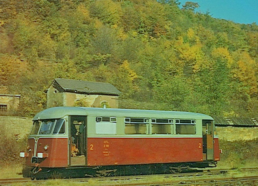 Luxemburg, Museumseisenbahn im Industrie- und Eisenbahnpark Fond-de-Gras. Die CFL kauften 1951 zehn Motorwagen (VT 95 911) und zehn Beiwagen der UERDINGEN Prototyp-Serie, Z 151 bis Z 160 beziehungsweise 1051 bis 1060. Das Bild zeigt den ex CFL Z 151 kurz nach seiner Ankunft in Fond-de-Gras. Scan eines Farbbildes aus dem Jahr 1971.