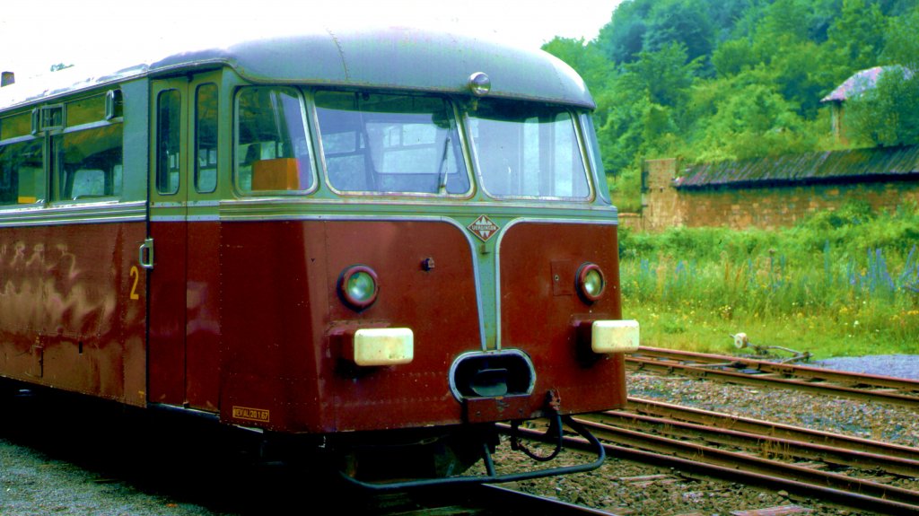 Luxemburg, Museumseisenbahn im Industrie- und Eisenbahnpark Fond-de-Gras. Die CFL kauften 1951 zehn Motorwagen (VT 95 911) und zehn Beiwagen der UERDINGEN Prototyp-Serie, Z 151 bis Z 160 beziehungsweise 1051 bis 1060. Das Bild zeigt den ex CFL Z 151 in Fond-de-Gras. Scan eines Dias von August 1974.