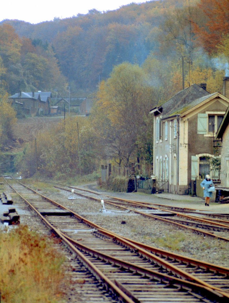 Luxemburg, Museumseisenbahn im Industrie- und Eisenbahnpark Fond-de-Gras. Kopfbahnhof Fond-de-Gras, rechts der Bahnhof, im Hintergrund links das Drfchen Fond-de-Gras.Scan eines Dias vom Herbst 1974.