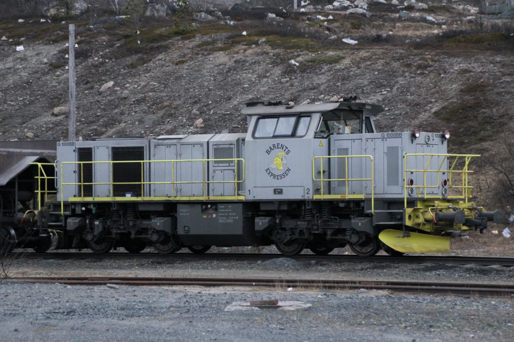 Mak G1000 BB  Barents Expressen  in Kirkenes am Gelnde der Erzbahn Kirkenes-Bjrnevatn am 22.05.2012. Der Erzabbau wurde 2009 wieder aufgenommen, die Strecke galt als nrdlichste Bahnstrecke der Welt, bis sie 2010 von der russischen Strecke Obskaja–Karskaja abgelst wurde.