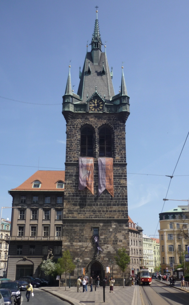 Mastbe: Der T3 wirkt neben dem Jindřisk-Turm wie ein Spielzeug. Prag, 2010-04-29.