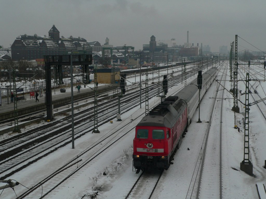 MEG 313 zieht den Berlin-Warszawa-Express durch Berlin Beusselstrae. 15.12.2012
