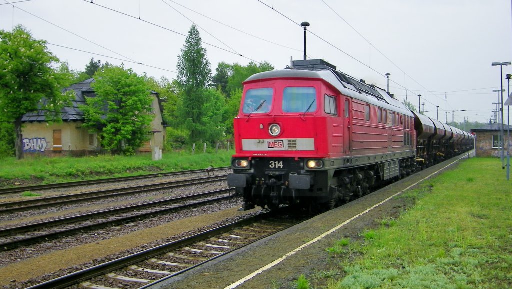 MEG 314 (232 239-4) durchfhrt am 10.5.2013 mit einem Schttgterzug den Bahnhof Hosena in Richtung Ruhland 