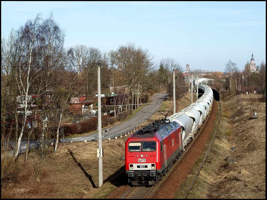 MEG 801 ist am 23.03.2011 mit dem umgeleiteten Zementpendel von Rdersdorf nach Rostock-Seehafen zwischen Stralsund Hbf und Hp Grnhufe unterwegs.
