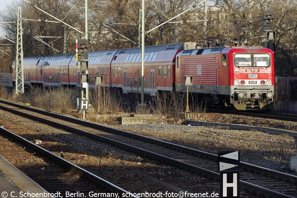 MEG E-Lok 606 (ex 143 864) den RE 7 nach Wnsdorf-Waldstadt schiebend. 15,58 Uhr vom Bahnhof Berlin Charlottenburg nach Berlin Zoologischer Garten gesehen.
12.02.2011