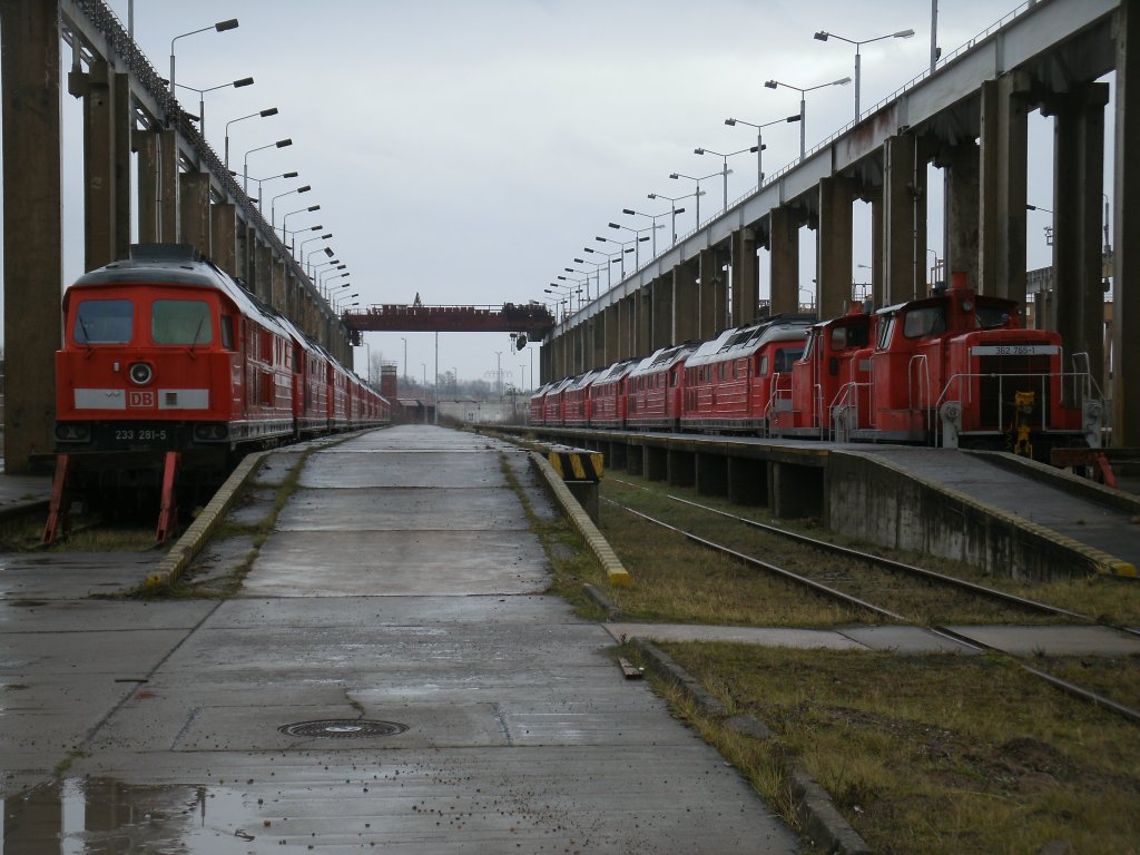 Mehrere 232er,233er und sogar zwei 362er stehen in Mukran.Aufnahme vom 29.Dezember 2012.