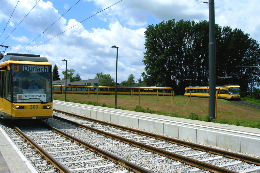 Mehrere Niederflurwagen-Stadtbahnen des KVV (KarlsruherVerkehrsVerbund) bei der Einweihung einer neuen Strecke am 12. Juni 2004