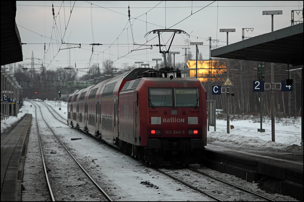 Mit 145 046 (9180 6145 046-9 D-DB) am Zugschluss verlsst dieser RE2 den Hauptbahnhof von Recklinghausen in Richtung Mnster(Westf). (02.01.2011)