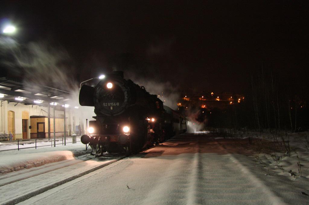 Mit Dampf in's neue Jahr hie die letzte Sonderfahrt im Jahr 2010 des Eisenbahnmuseums Leipzig und fhrte Fahrgste und Vereinsmitglieder gemeinsam nach Dresden. Hier beim Zwischenhalt in Leisnig.