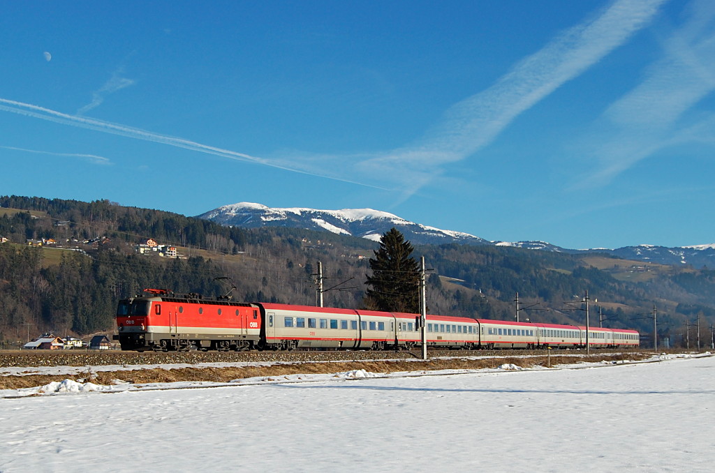 
Mit dem OIC 691  Bildungsmessen.at  am Haken wird die 1044.054 in wenigen Minuten in Spittal an der Drau halten. Das Bild entstand am Freitag, dem 14. Jnner 2011 in Rotenthurn.