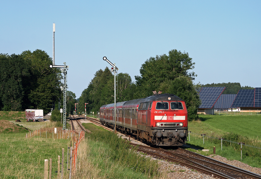 Mit dem RE 32698 von Mnchen nach Memmingen am Haken passiert die Kemptener 218 490 den Bahnhof von Stetten (Schwab) am 09. August 2010 ohne Halt.