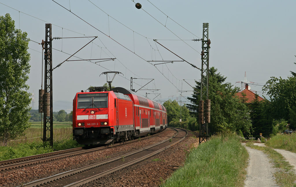 Mit dem RE-Zgen von Stuttgart nach Heidelberg erreichen die Stuttgarter 146er auch die Rhein-Neckar Region. Mit dem RE 19507 von Heidelberg nach Stuttgart am Haken erreicht die Stuttgarter 146 223 am 25. Mai 2010 in wenigen Augenblicken den Bahnhof von Wiesloch-Walldorf.