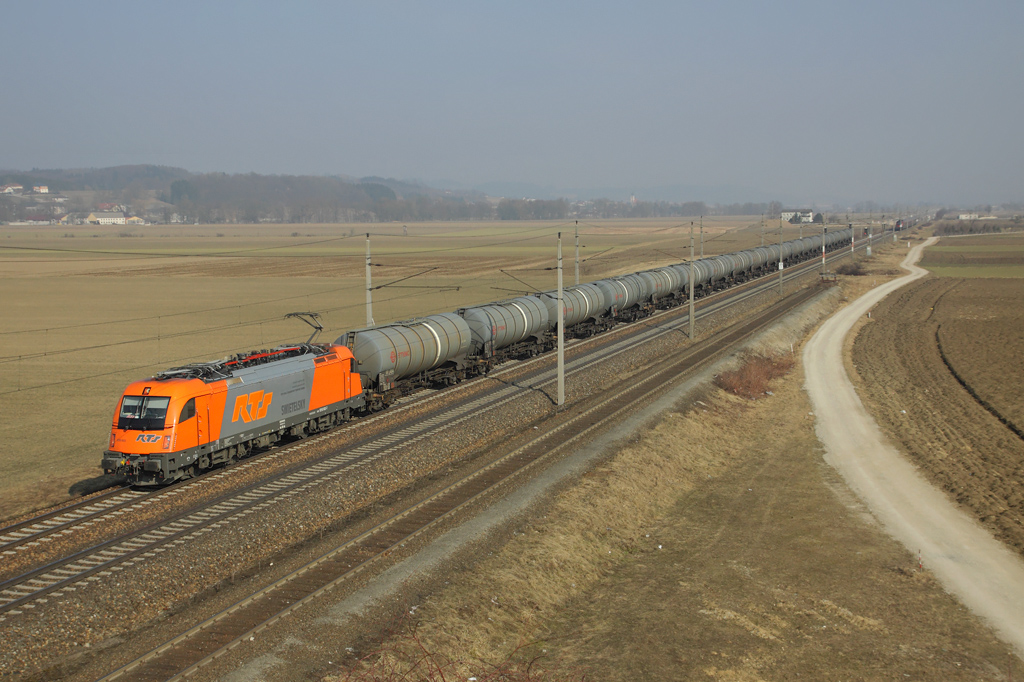 Mit dem SRID 47180 aus Hegyeshalom ist die 1216 902 am 5. Mrz 2011 unterwegs und passiert soeben das Einfahrvorsignal Amstetten.