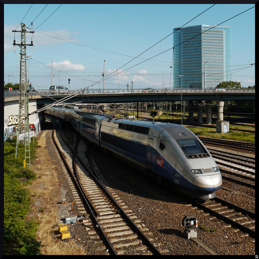 Mit dem TGV in die Sonne...

nach Paris oder Marseille, als Urlaubsziele bestimmt nicht schlecht. Und mit Glück ist dann auch schon in Mannheim sommerliches Wetter, wie am 30.06.2013, als der TGV Duplex mit der Nummer 4717 seine Reise nach Paris fortsetzt. 