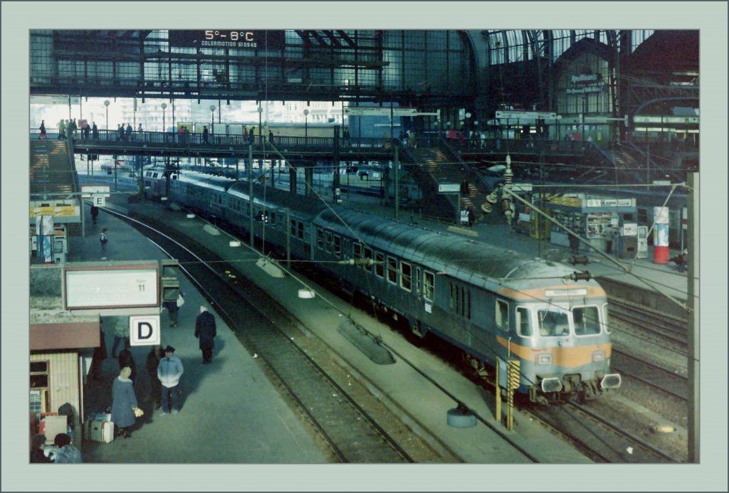 Mit diesem Bild wnsche ich allen Teilnehmern morgen ein gelungenes Bahnbildertreffen, bessere Fotos als dieses hier und auch ein wenig wrmer! 
(Hamburg Hbf, im Feb. 1988)
