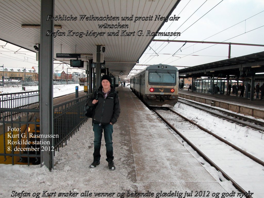 Mit diesem Foto, am 8. Dezember 2012 im DSB-Bahnhof Roskilde Gleis 6 aufgenommen, wnschen die Bahnfotografen Stefan Krog-Meyer (der junge Mann auf dem Foto, mein Sohn) und Kurt G. Rasmussen allen anderen Bahnfotografen und brigen Benutzern der Bahnbilder.de FROHE WEIHNACHTEN und PROSIT NEUJAHR.