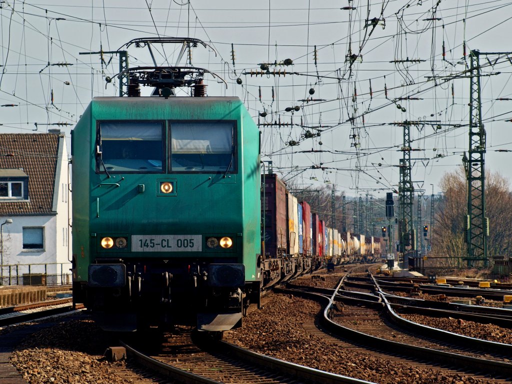 Mit einem Containerzug am Haken kommt 145-CL 005 von Crossrail am 12.03.2011 ber das Burtscheider Viadukt in den Aachener Hbf.