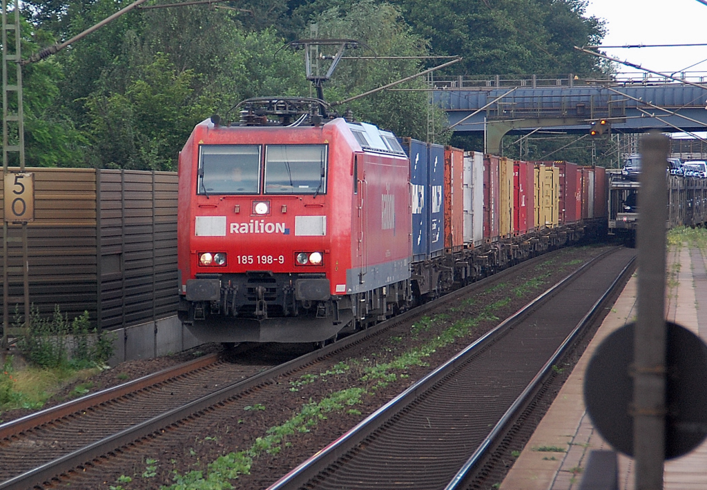 Mit einem Containerzug in Richtung Seelze kommt die 185 198-9 an diesem Donnerstag den 23.6.2011 durch Dedensen-Gmmer gefahren.