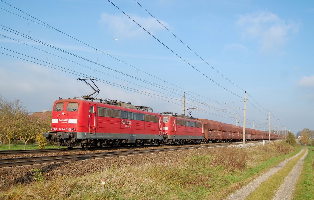 Mit einem Erzzug sind 151 145 und 151 013 am
07.11.2009 auf der Westbahn zwischen Oftering und
Marchtrenk zu sehen gewesen.