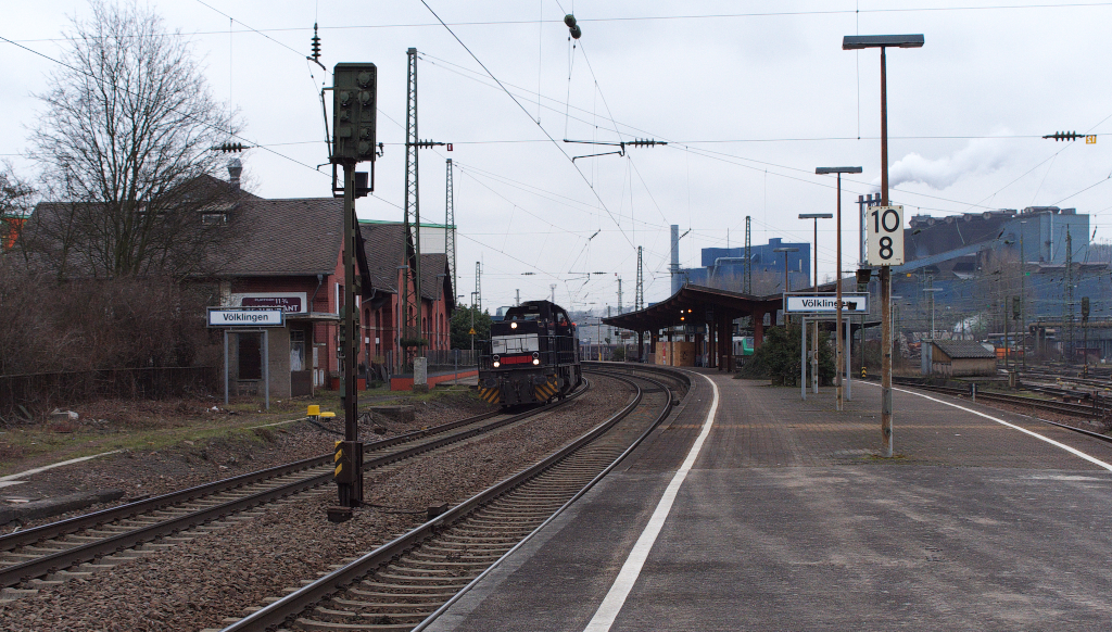 Mit einem groen berblick...

ber den Bahnhof Vlklingen.
Links Gleis 1 und 2 = KBS 685 Saarbrcken - Trier, rechts Gleis 3 ehemalige KBS 634 Bisttalbahn von Vlklingen - nach berherrn, frher Bahnlinie Thionville - Hargarten - berherrn - Vlklingen, noch weiter rechts Gleis 4 und 5 ex KBS 635 Kllertalbahn Lebach - Vlklingen. Daneben die Gleise des ehemaligen Gterbahnhof Vlklingen, genutzt von der Saarstahl AG.

Mit im Bild das Stahlwerk der Saarstahl und der Alte Bahnhof Vlklingen
UND
natrlich der Schwarze Ritter  Francis .