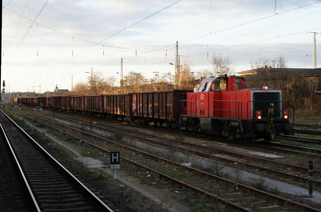 Mit einem Gz fuhr die 262 005-2 an einem frhen 26.11.2009 auf den Gterumgehungsgleisen durch den Magdeburger Hauptbahnhof.