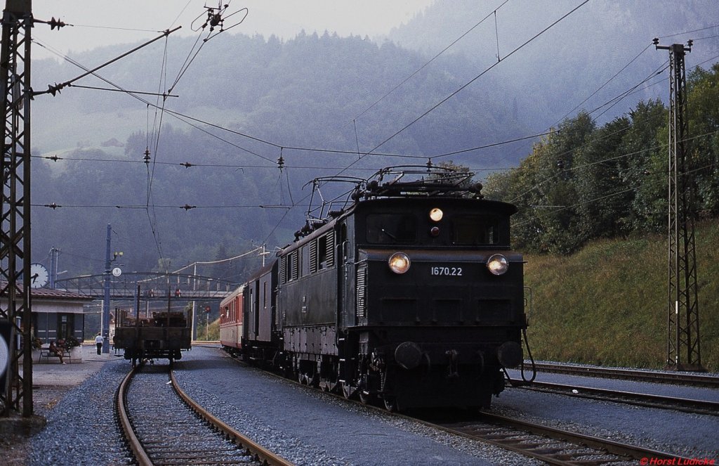 Mit einem kurzen Personenzug verlt 1670.22 im August 1982 den Bahnhof Dalaas