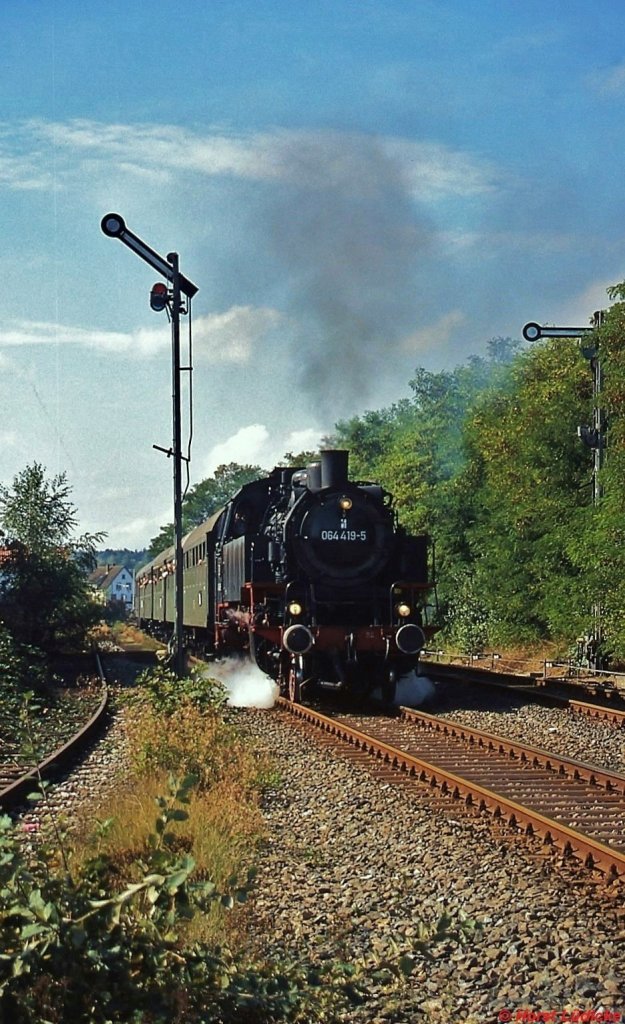 Mit einem Personenzug nach Seckach ist 064 419-1 am 30.09.2006 bei Buchen unterwegs
