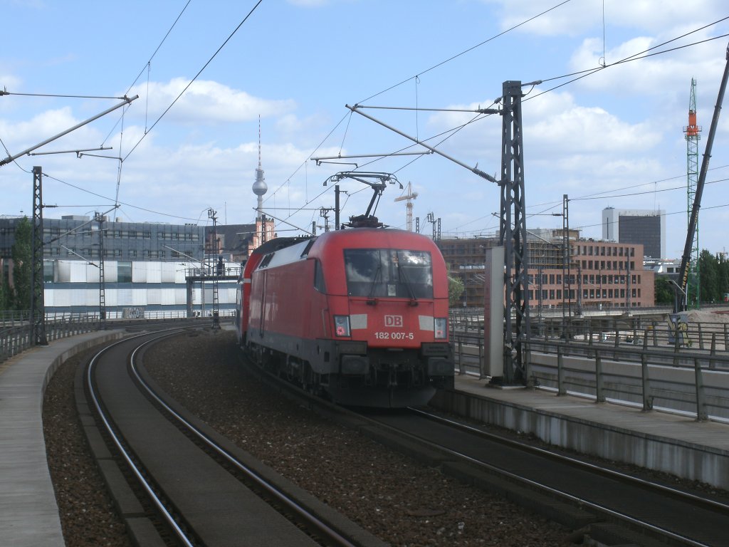 Mit einem RE von Wismar nach Cottbus schob 182 007,am 12.Mai 2012,den RE aus dem Berliner Hbf.