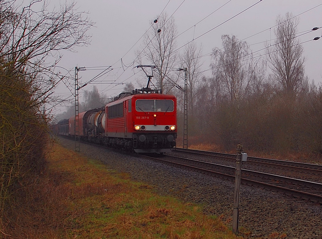 Mit einem sehr langen Mischer fhrt die 155 267-8 von Osterrath kommend in Richtung Krefeld. Samstag 10.3.2012