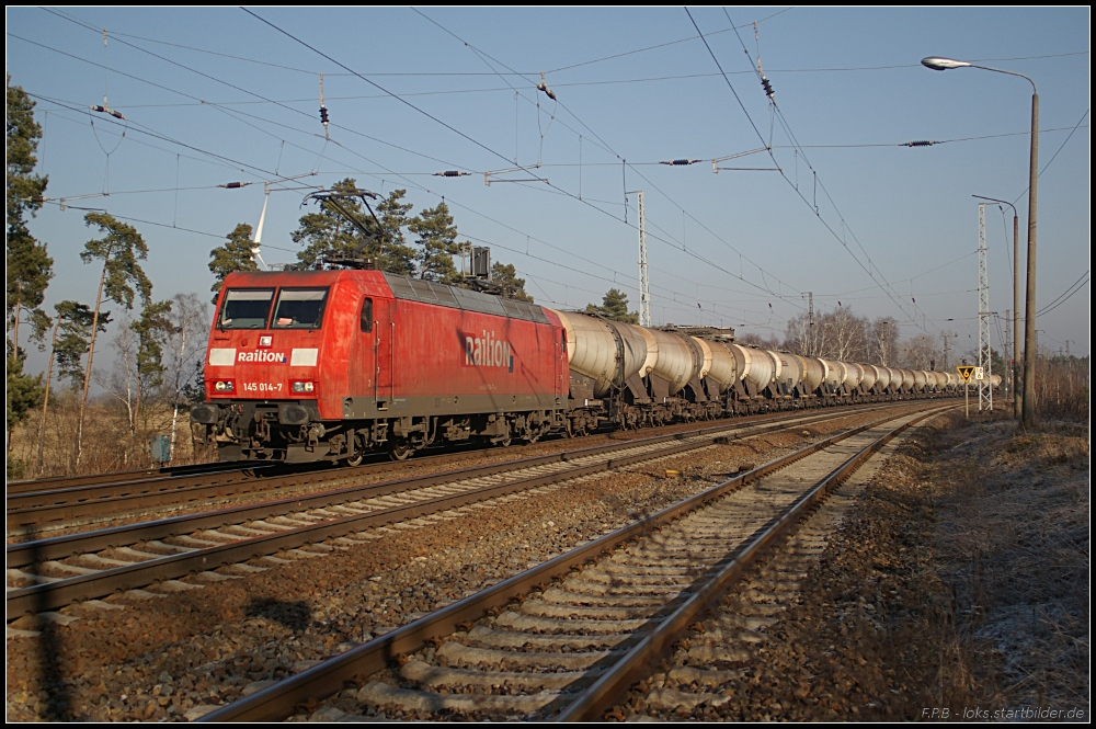 Mit einem Zug Knickkessel ist Railion 145 014-7 am 29.01.2011 in Friedrichsfelde-Genshagener Heide unterwegs (NVR-Nummer: 91 80 6145 014-7 D-DB).
