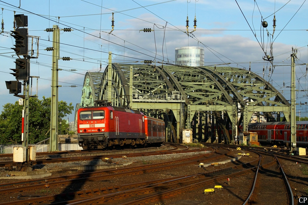 Mit einem Zug der S-6 nach Köln-Nippes rollt 143 854-8 über die Hochenzollernbrücke in den Kölner Hauptbahnhof ein. (14.08.2011)