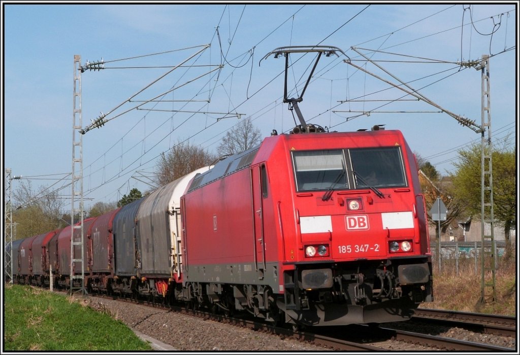 Mit einen Coilzug am Haken legt sich die 185 347-2 elegant in den Gleisbogen bei 
Rimburg (bach Palenberg). Die KBS 485 heute mal mit abwechslungsreicher Kost.
Aufnahme vom 20.April 2013.