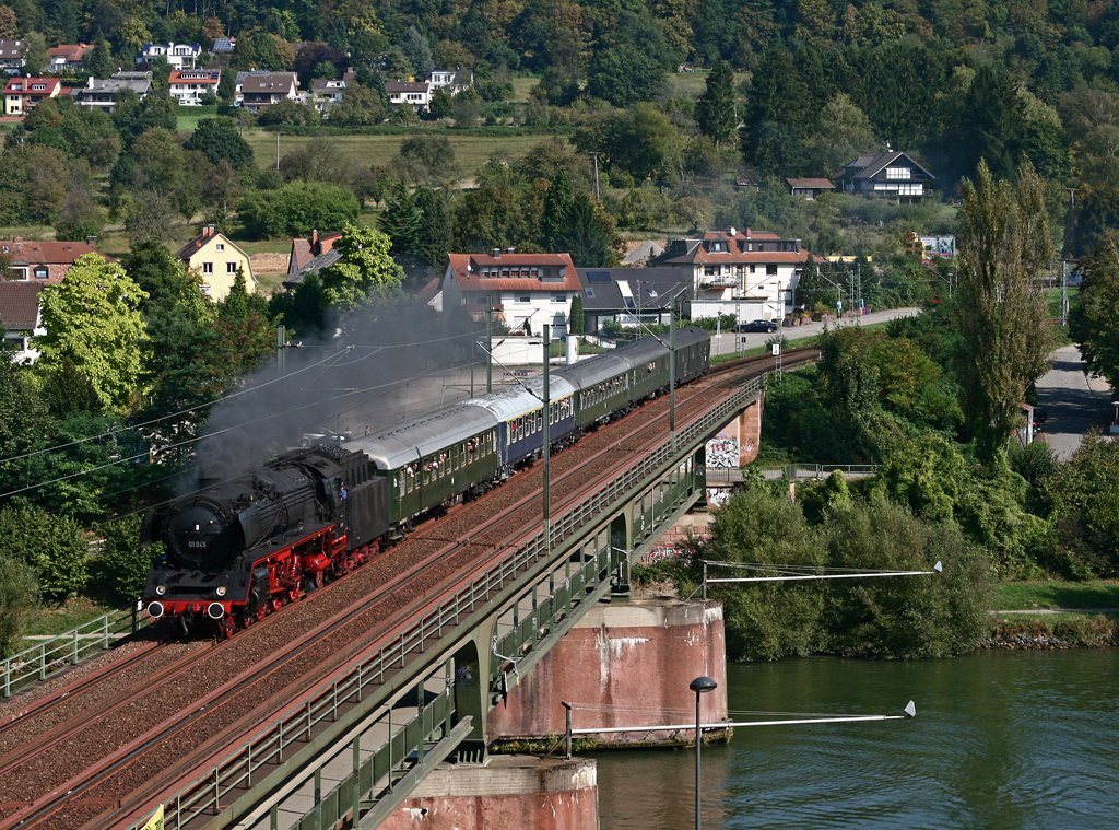 Mit ihrem E 516 / P 94516 von Heilbronn nach Kaiserslautern hat 01 045 aka 01 066 am 26. September 2009 bei Neckargemnd noch einen weiten Weg vor sich. Zum Aufnahmezeitpunkt berquerte die Lok gerade den Neckar.