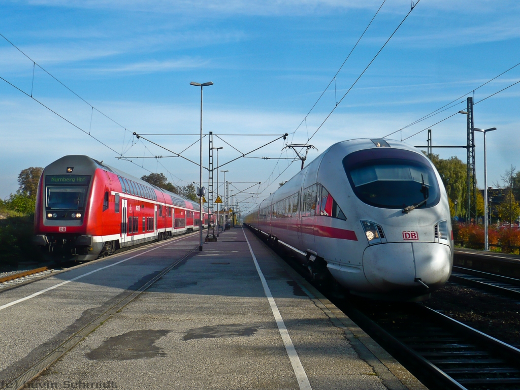 Mit knapp 30 Minuten Verspätung überholt ICE 1505 von Berlin Hbf nach München Hbf einen RE von Sonneberg (Thür) Hbf nach Nürnberg Hbf in Bad Staffelstein. (22.10.2010)