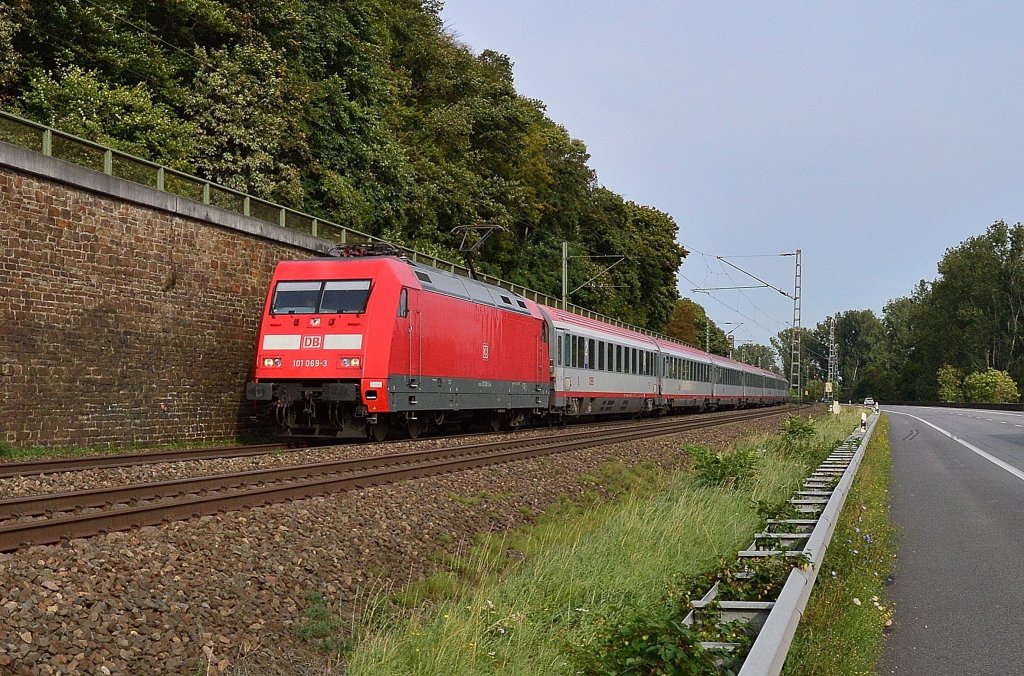 Mit sterreichischen Intercitywagen am Hacken ist die 101 069-3 Rhein aufwrts unterwegs. Ich habe sie zwischen Bad Breisig und Brohl-Ltzing auf der linken Rheinstrecke am Freitag den 21.9.2012 abgelichtet.
