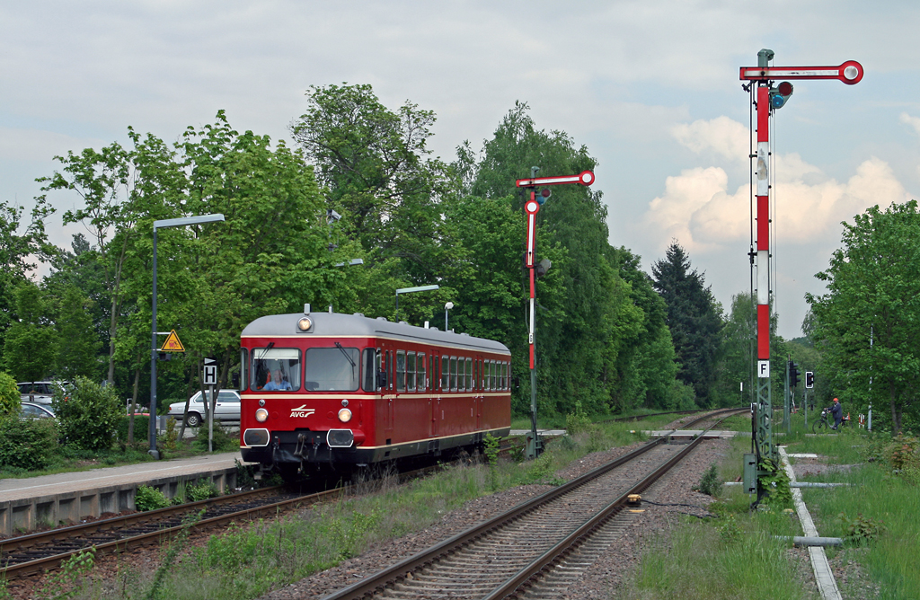 Mit rund 15 Minuten Versptung erreicht der VT 452 der AVG am 08. Mai 2010 als E 85271 „Bundenthaler“ von Karlsruhe nach Bundenthal-Rumbach den noch mit Flgelsignalen ausgersteten Bahnhof von Kandel.